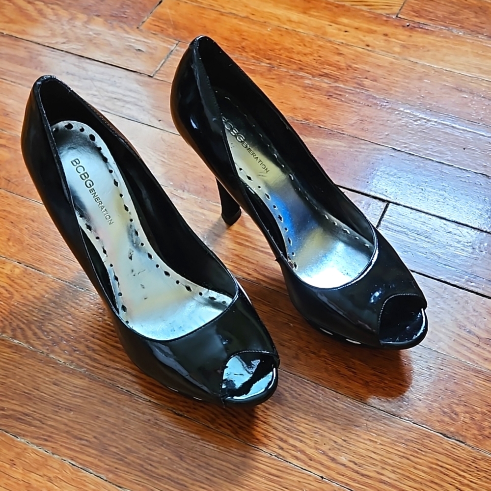 BCBG blk patent shoes